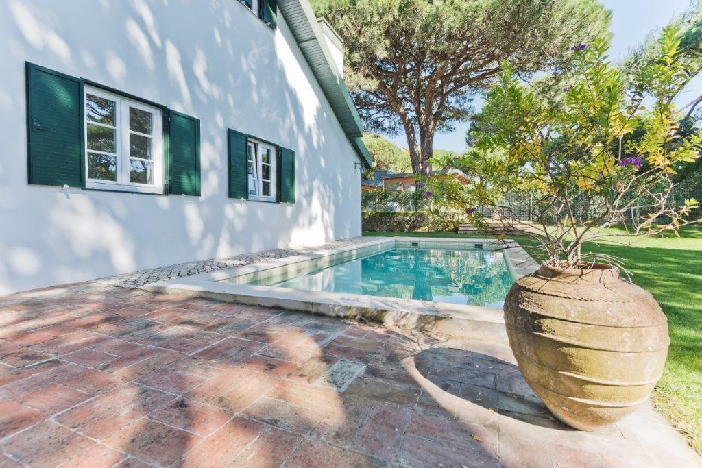 5 bedroom villa with a swimming pool