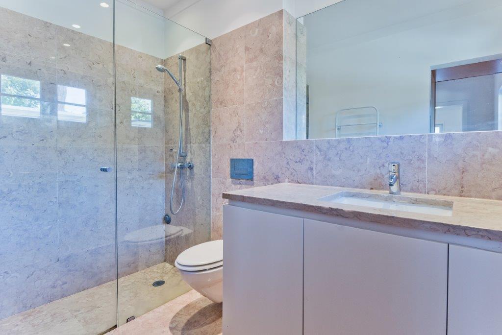 5 bedroom villa with a swimming pool