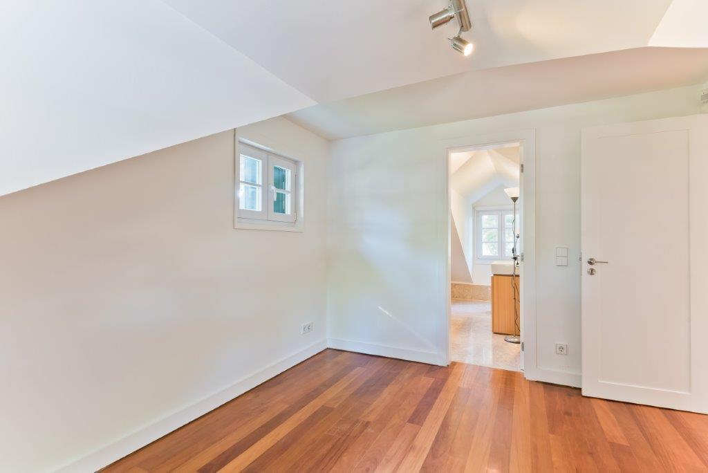 5 bedroom villa with a swimming pool