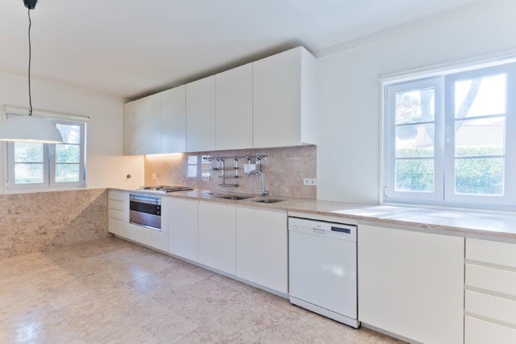 5 bedroom villa with a swimming pool