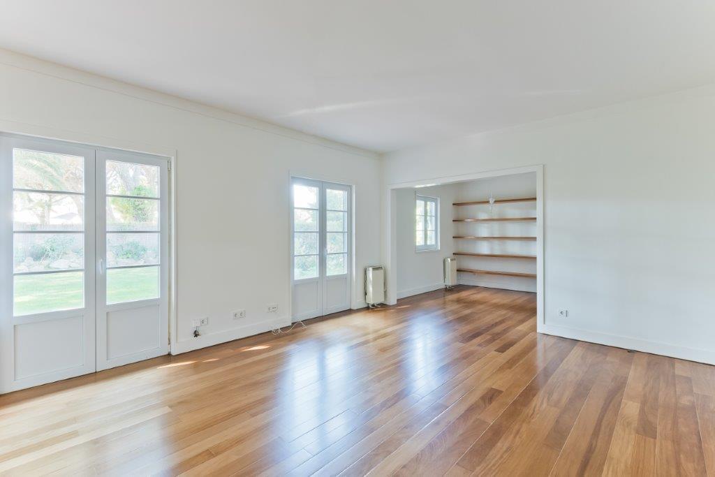 5 bedroom villa with a swimming pool