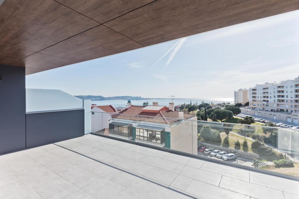 3 bedroom duplex with parking