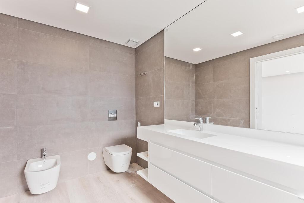 3 bedroom duplex with parking