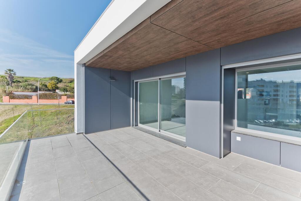 3 bedroom duplex with parking