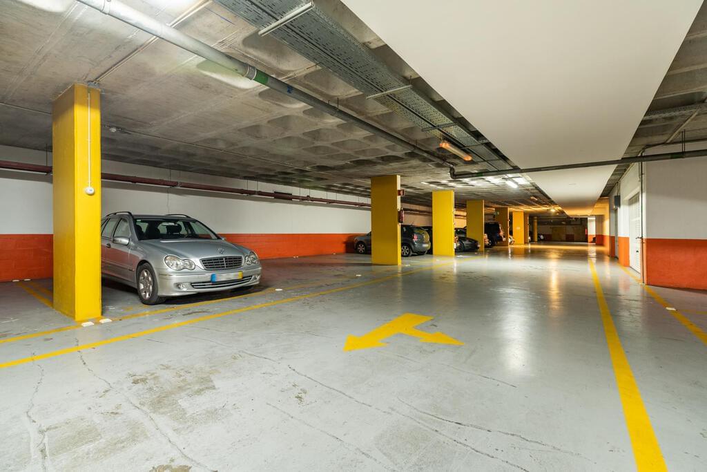 4 bedroom apartment with a swimming pool in gated community