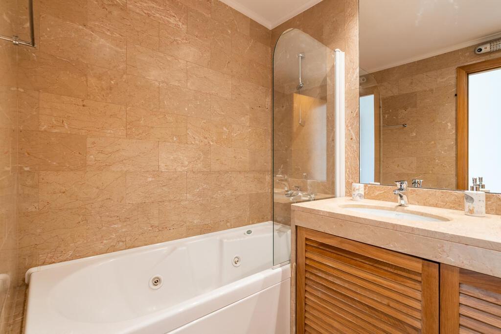 4 bedroom apartment with a swimming pool in gated community