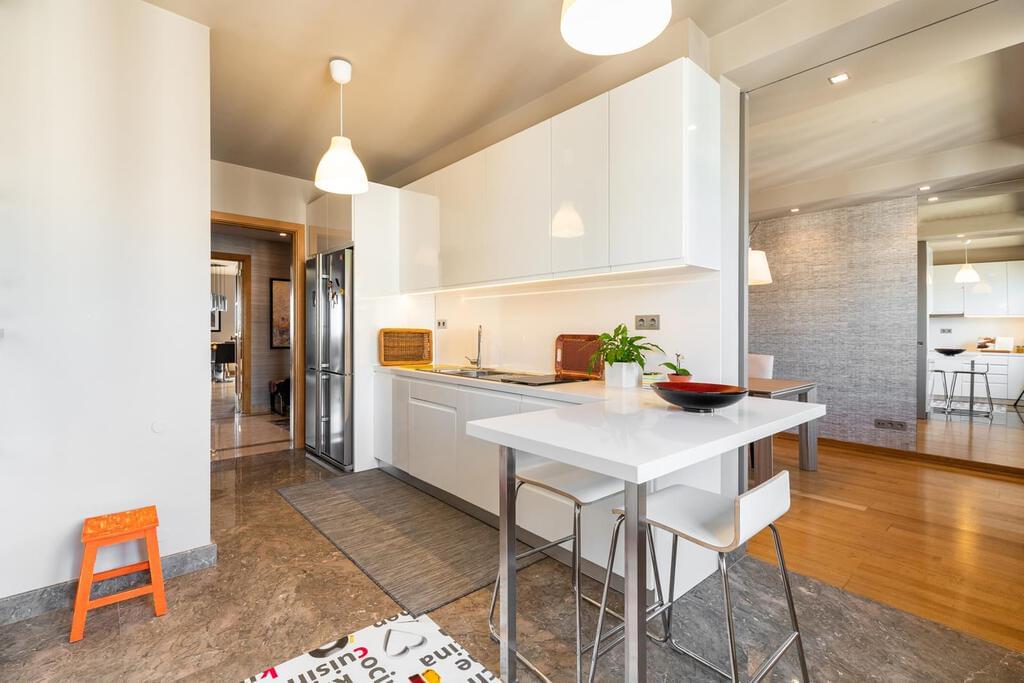 4 bedroom apartment with a swimming pool in gated community