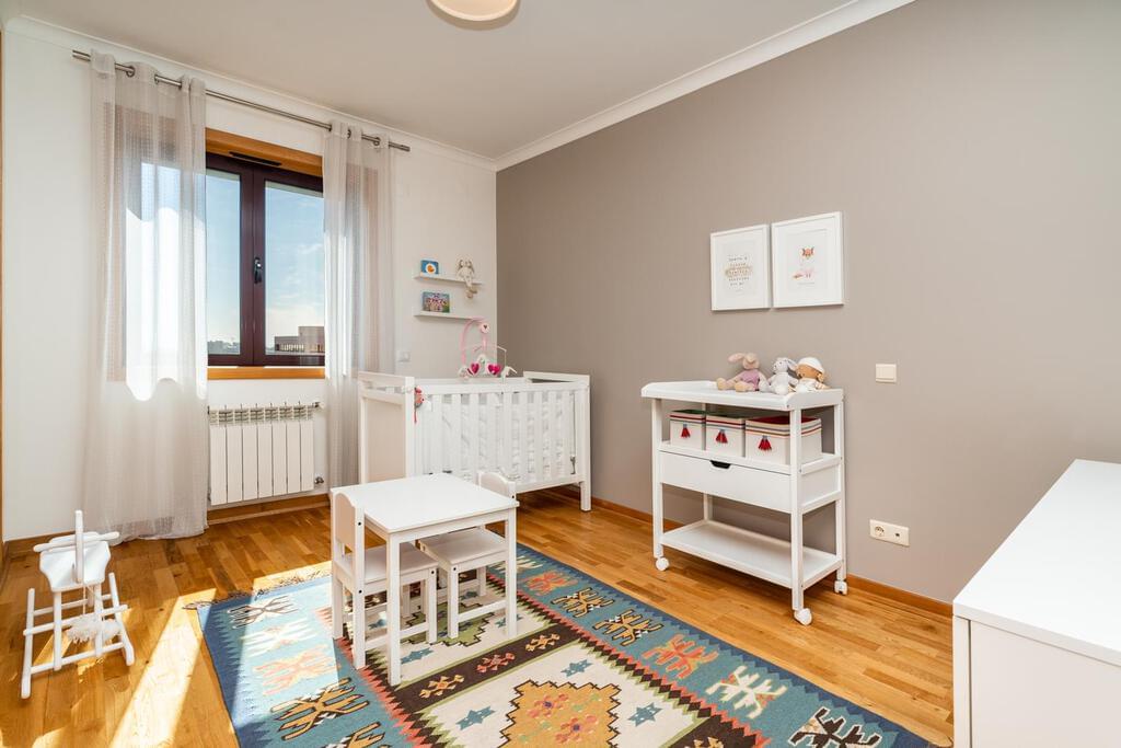 4 bedroom apartment with a swimming pool in gated community