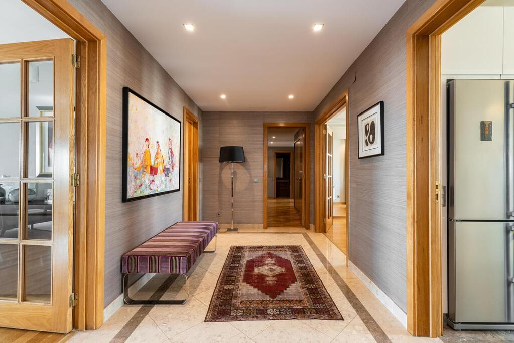 4 bedroom apartment with a swimming pool in gated community