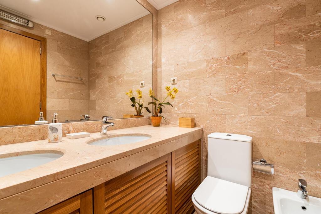 4 bedroom apartment with a swimming pool in gated community