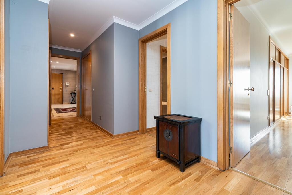 4 bedroom apartment with a swimming pool in gated community