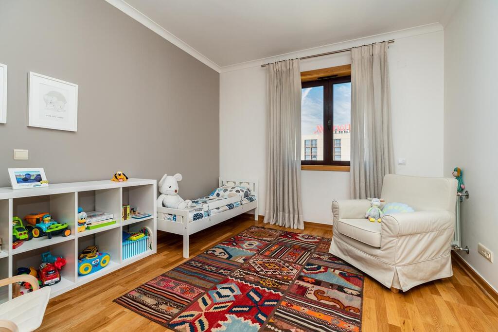 4 bedroom apartment with a swimming pool in gated community