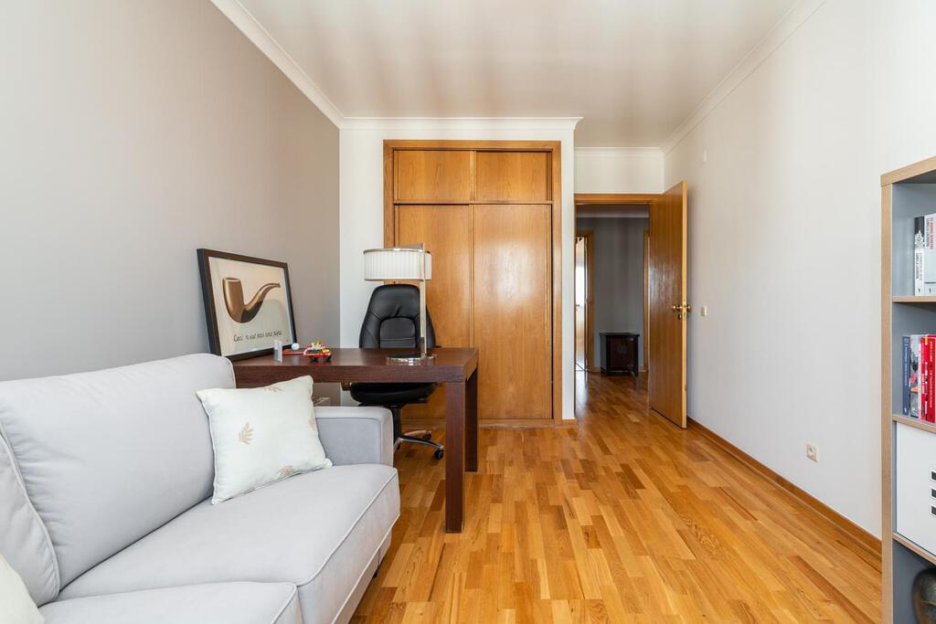 4 bedroom apartment with a swimming pool in gated community