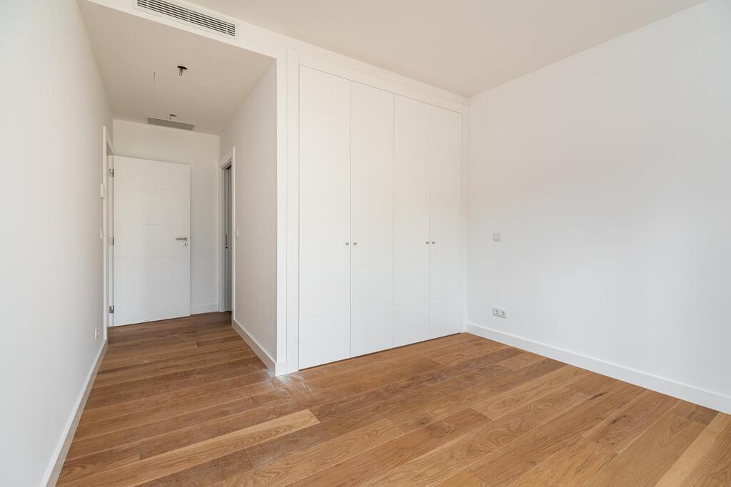 4 bedroom apartment with parking