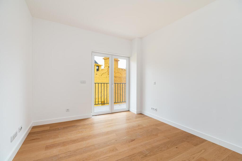 4 bedroom apartment with parking