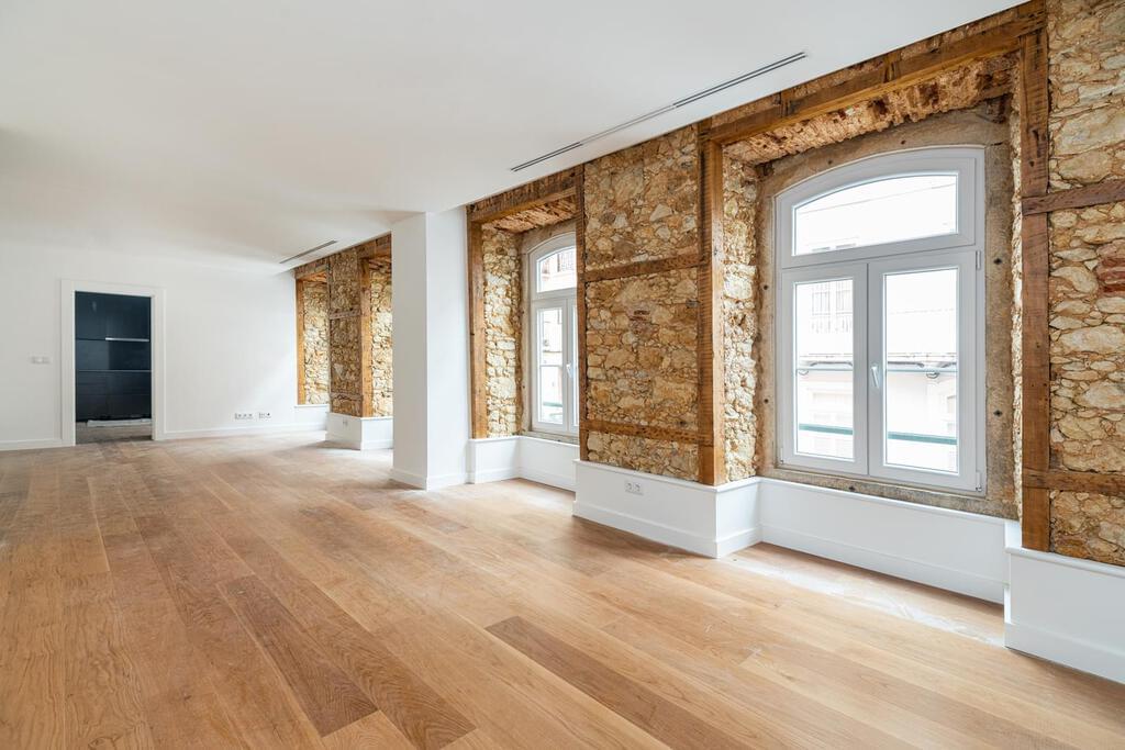 4 bedroom apartment with parking