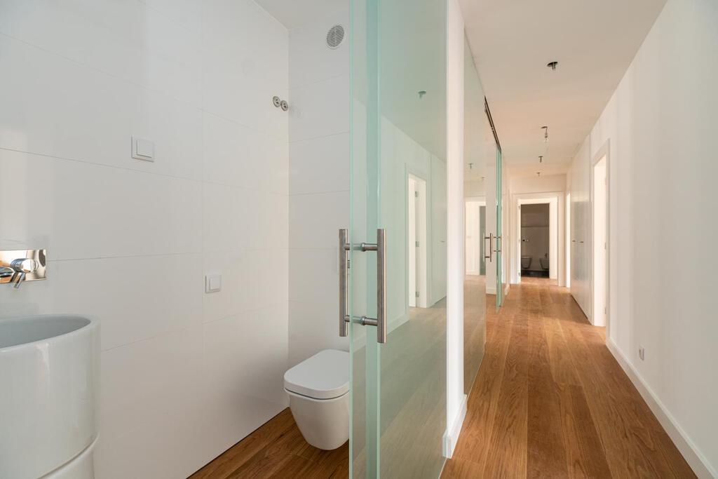 4 bedroom apartment with parking