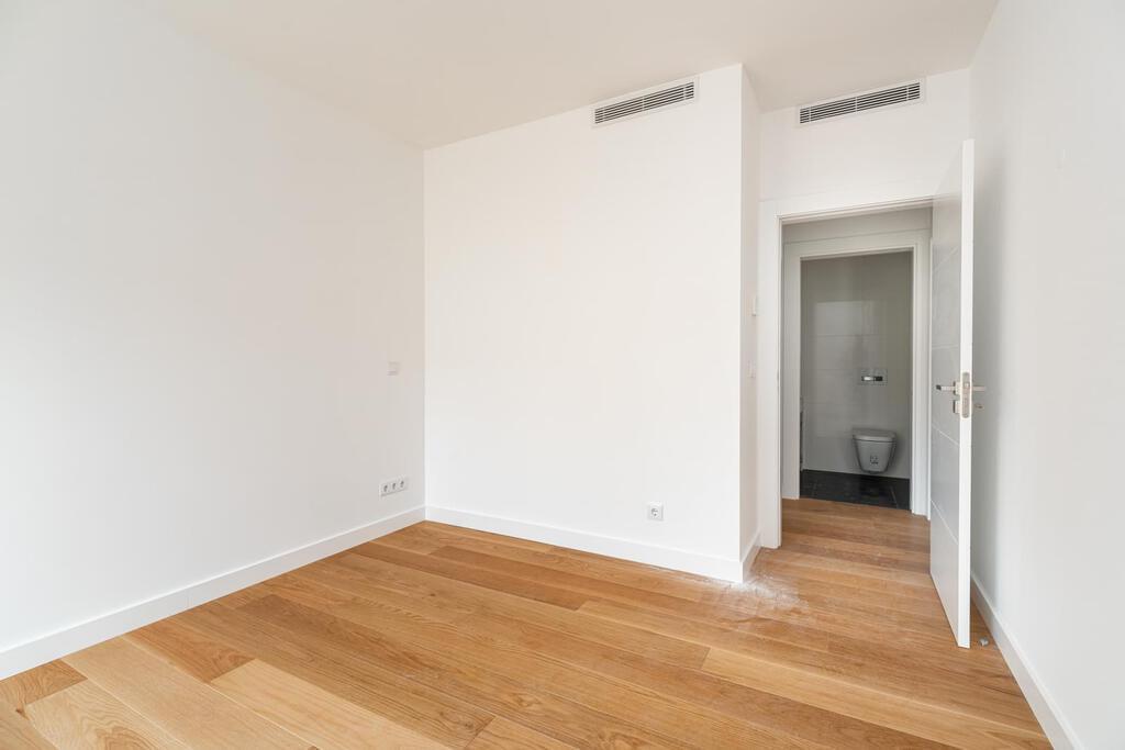 4 bedroom apartment with parking