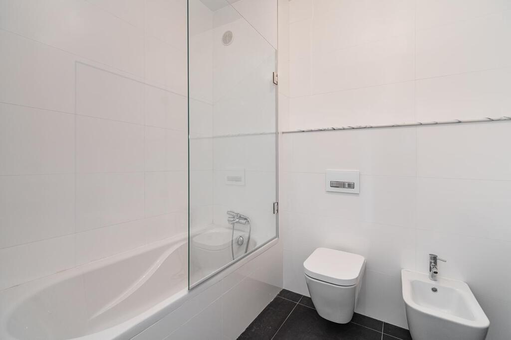 4 bedroom apartment with parking