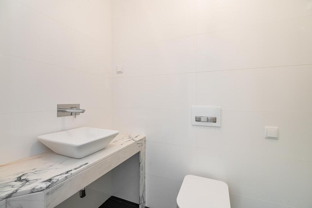 4 bedroom apartment with parking