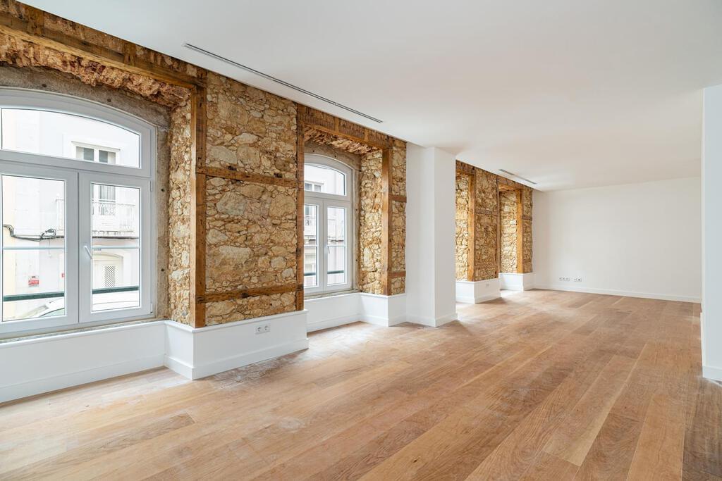 4 bedroom apartment with parking