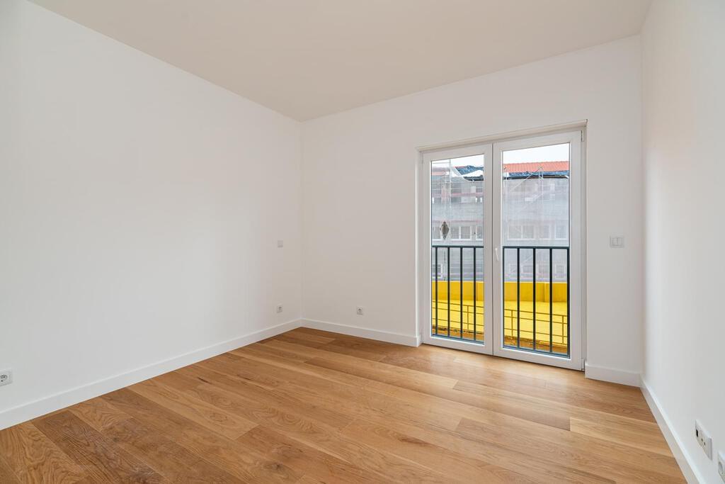 4 bedroom apartment with parking