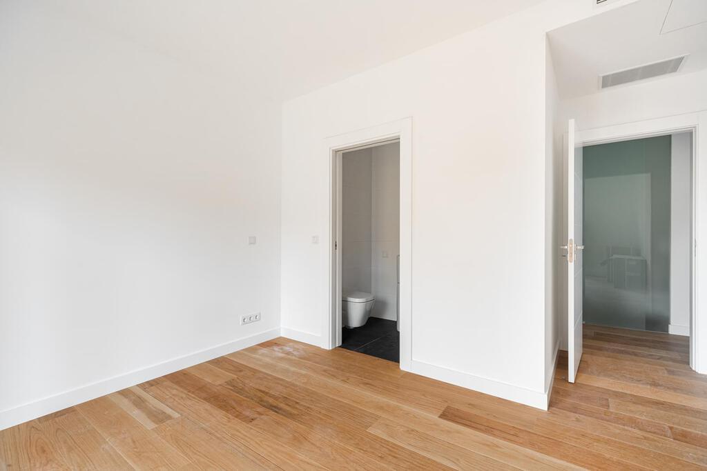 4 bedroom apartment with parking