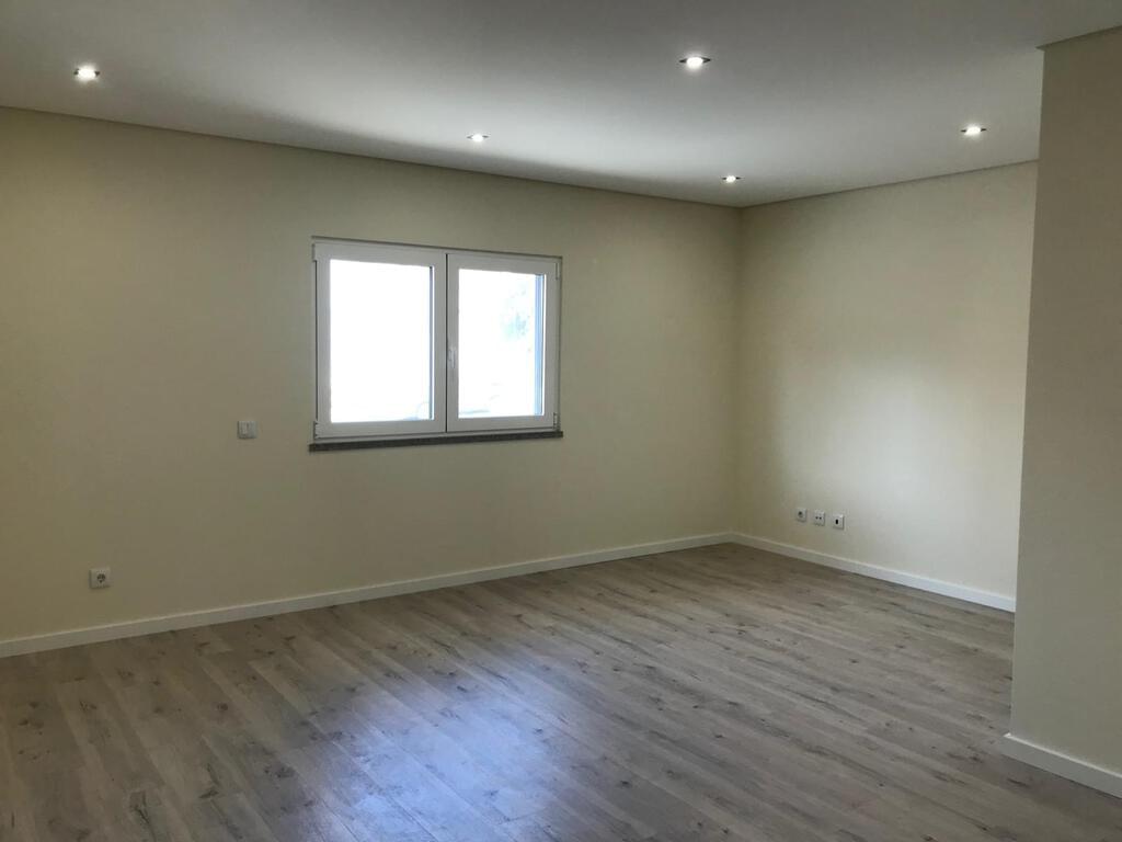 2 bedroom apartment with parking