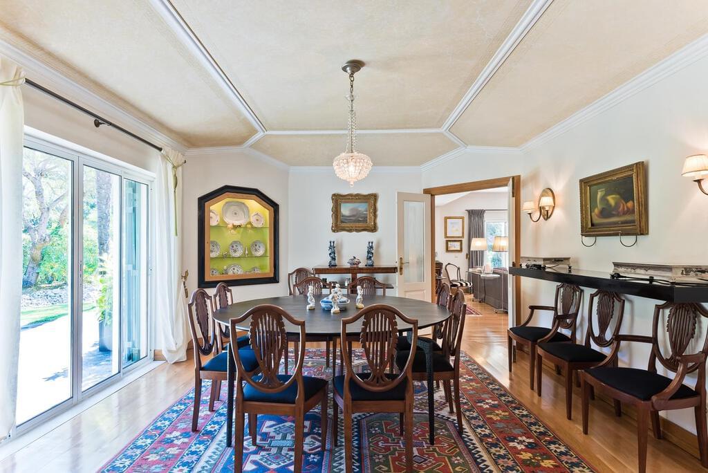 4 bedroom villa with parking