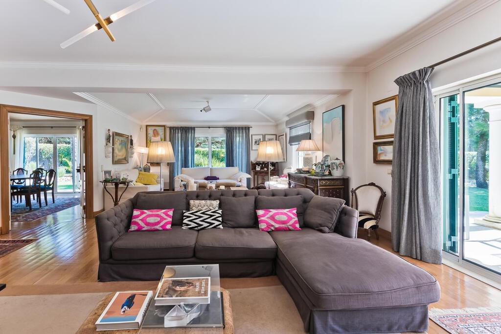 4 bedroom villa with parking