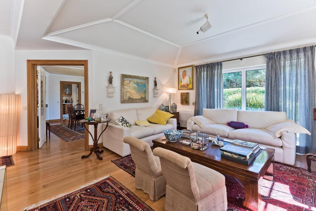 4 bedroom villa with parking