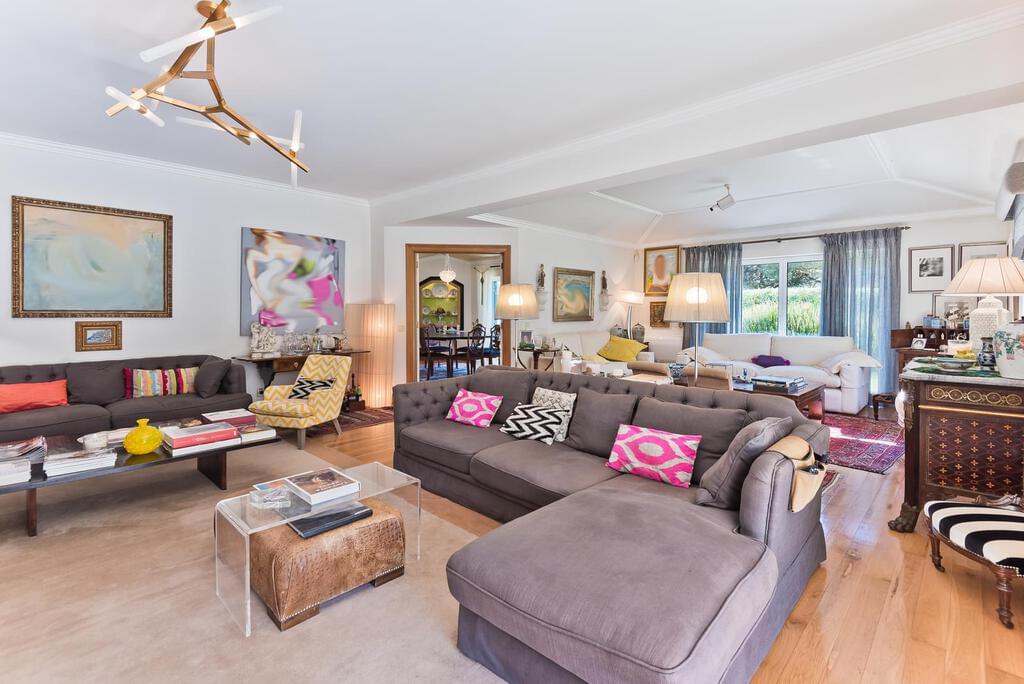 4 bedroom villa with parking