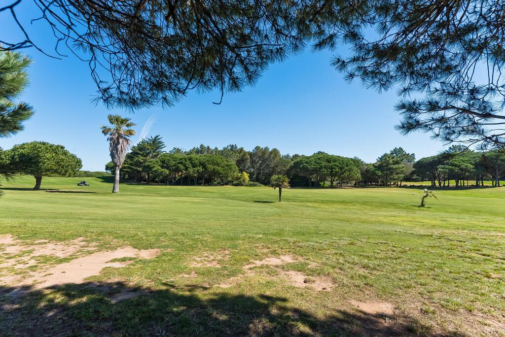 4 bedroom villa with parking