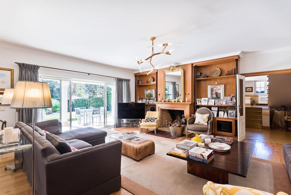 4 bedroom villa with parking