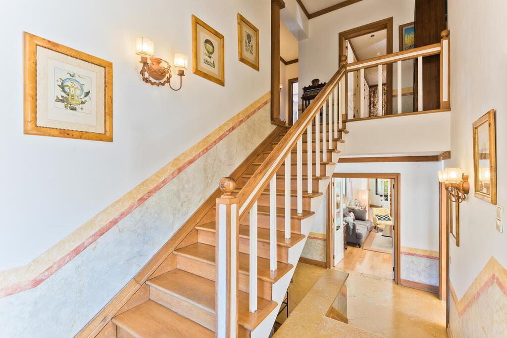 4 bedroom villa with parking