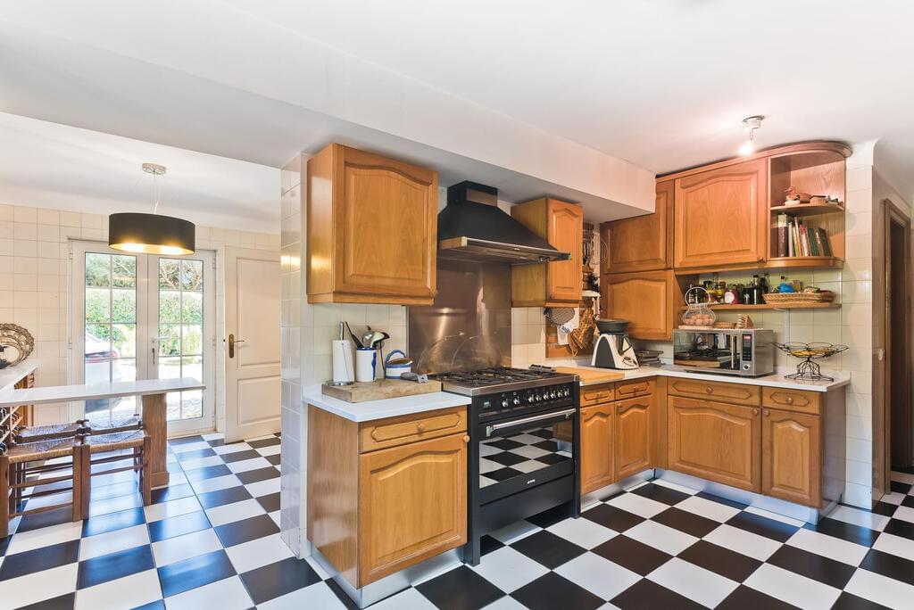 4 bedroom villa with parking