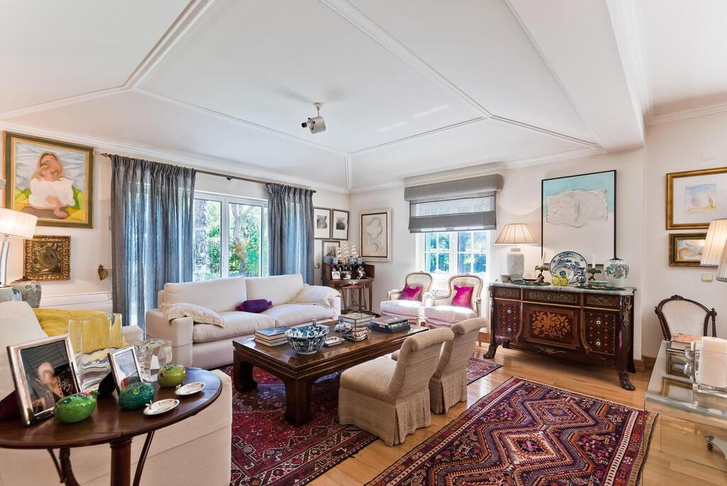 4 bedroom villa with parking