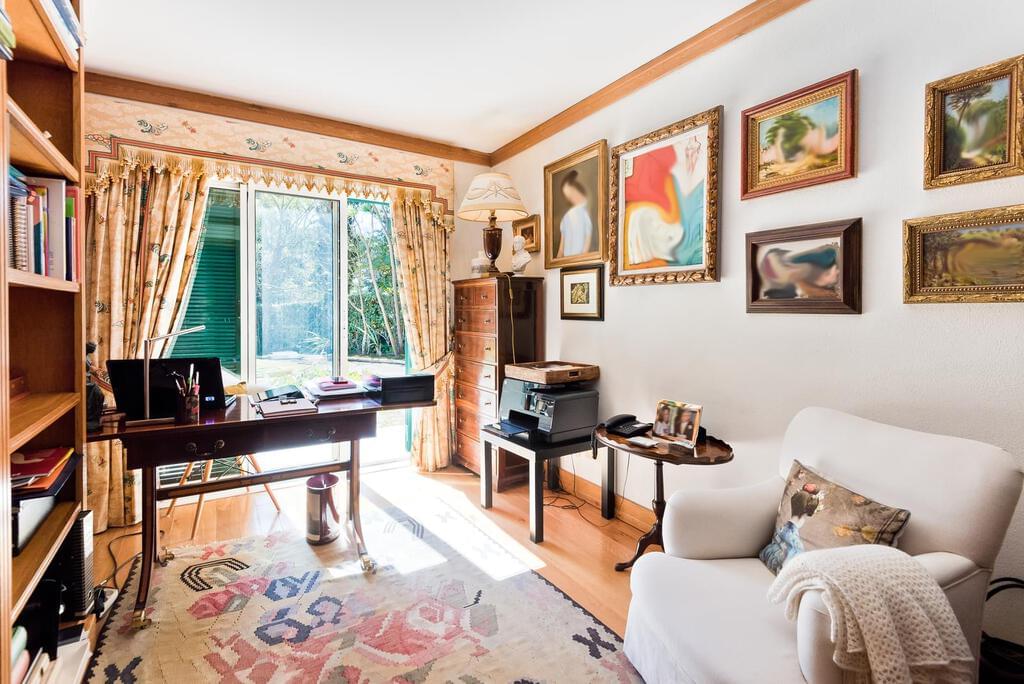 4 bedroom villa with parking