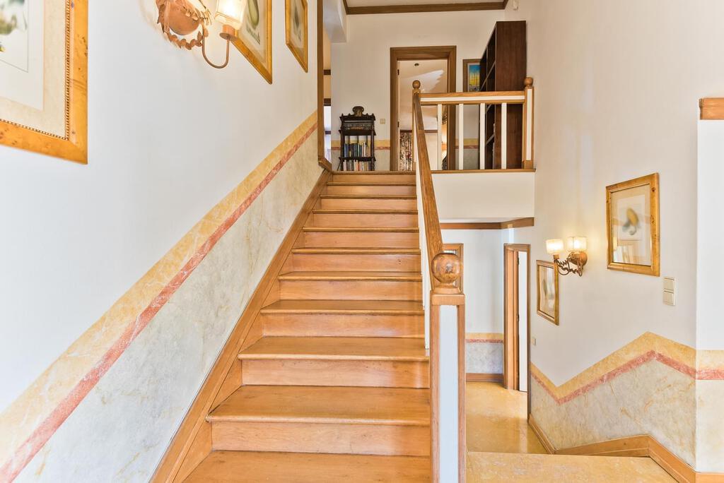 4 bedroom villa with parking