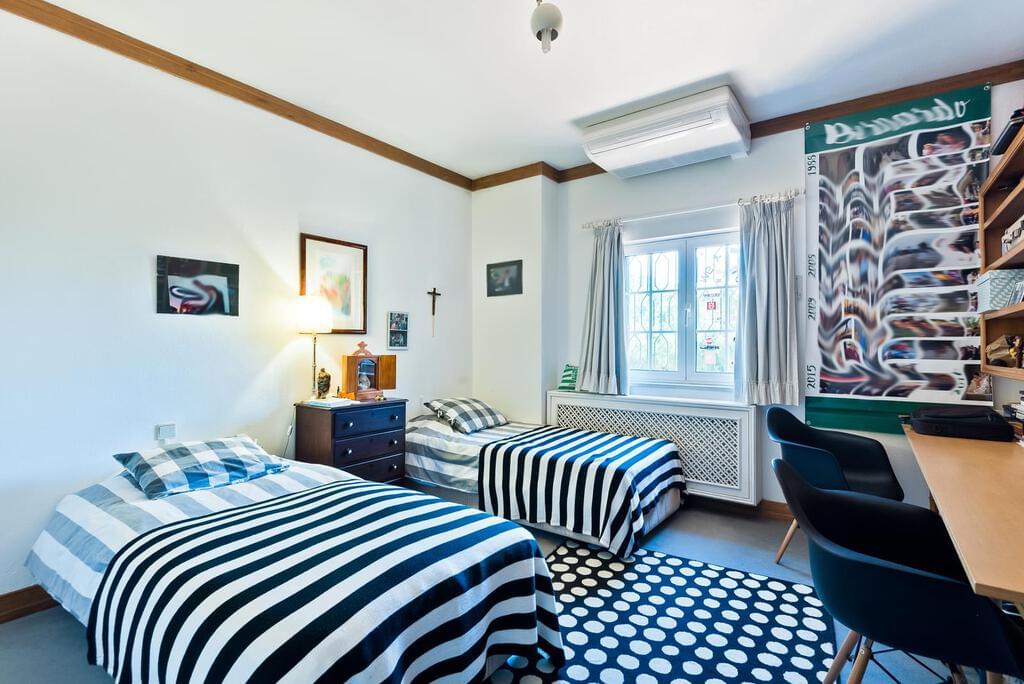 4 bedroom villa with parking