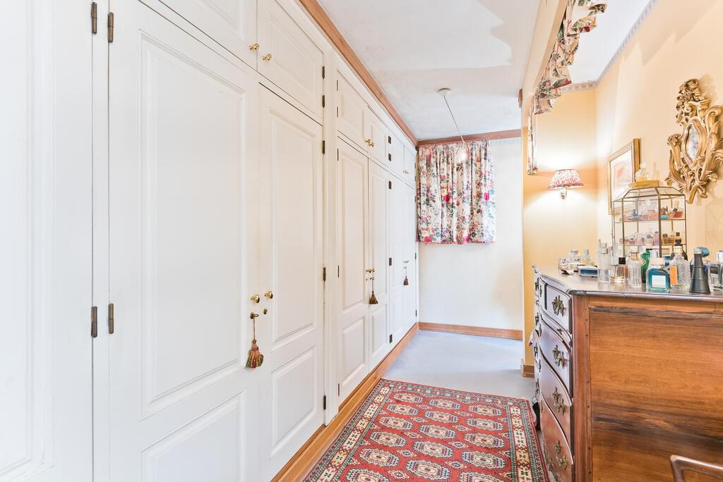 4 bedroom villa with parking