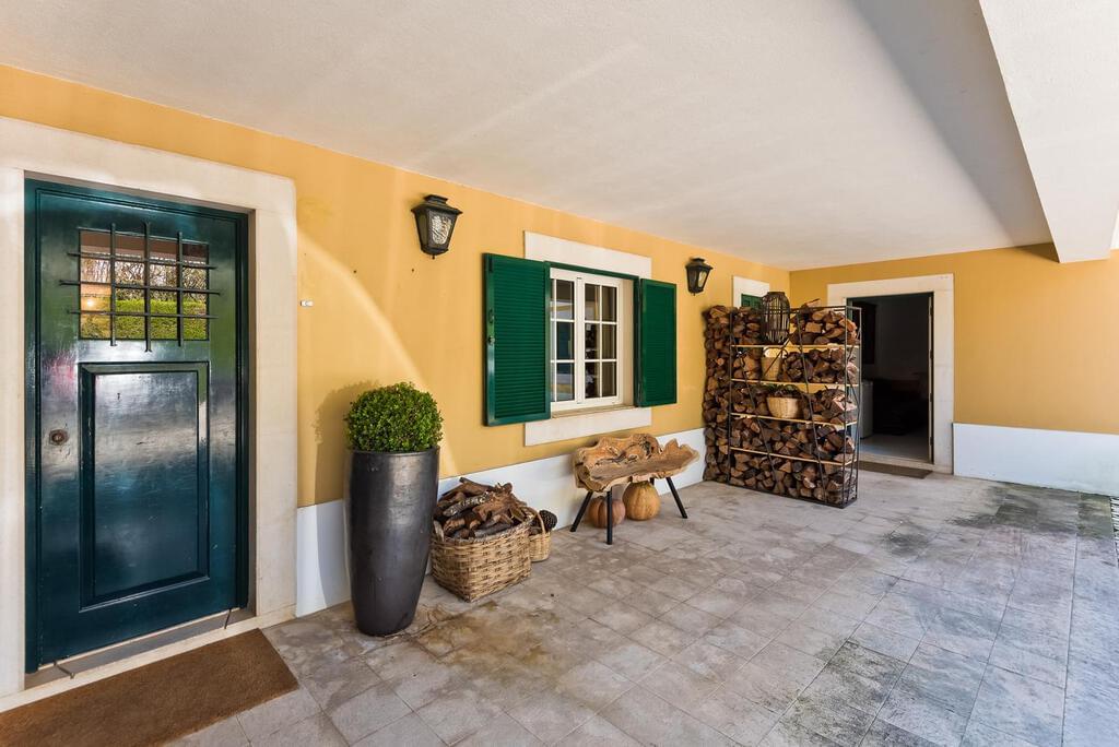 4 bedroom villa with parking