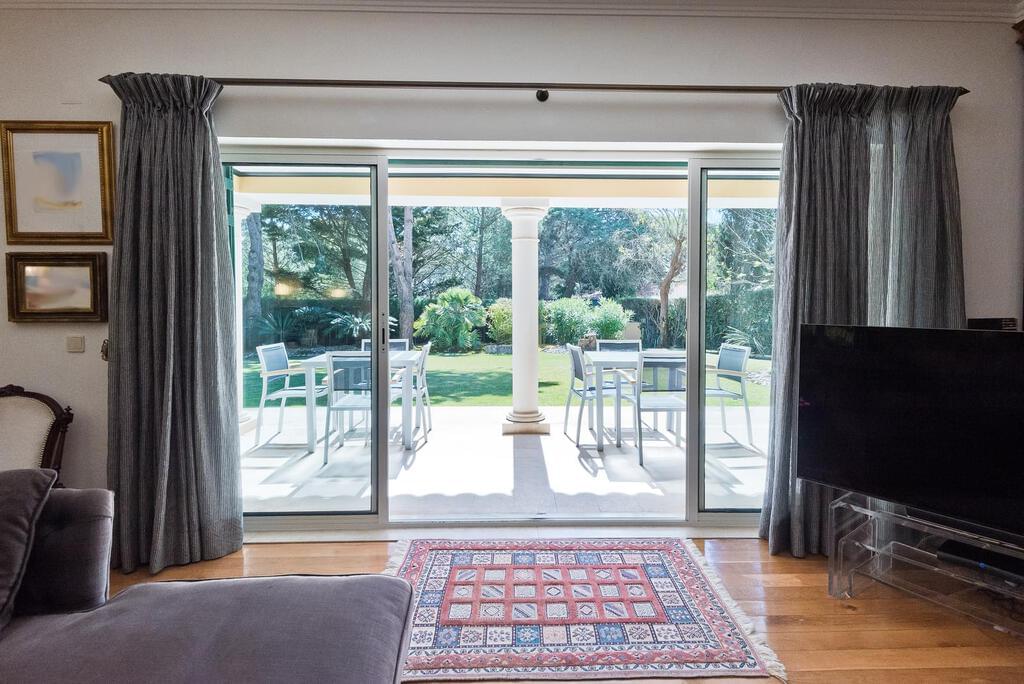 4 bedroom villa with parking