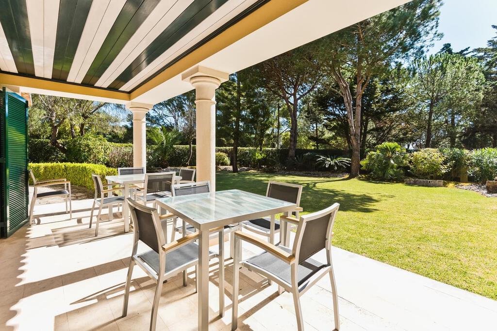 4 bedroom villa with parking