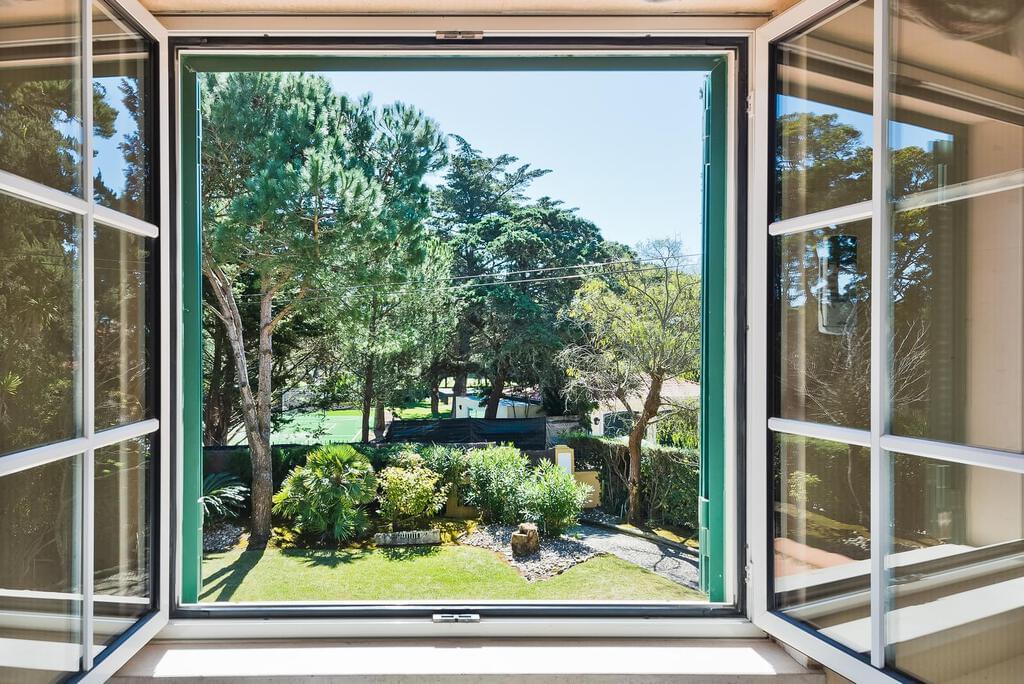 4 bedroom villa with parking