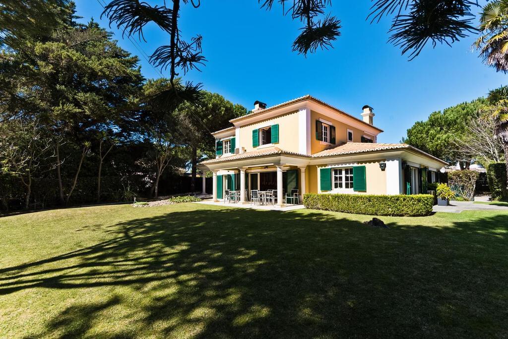 4 bedroom villa with parking