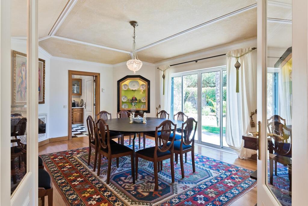 4 bedroom villa with parking