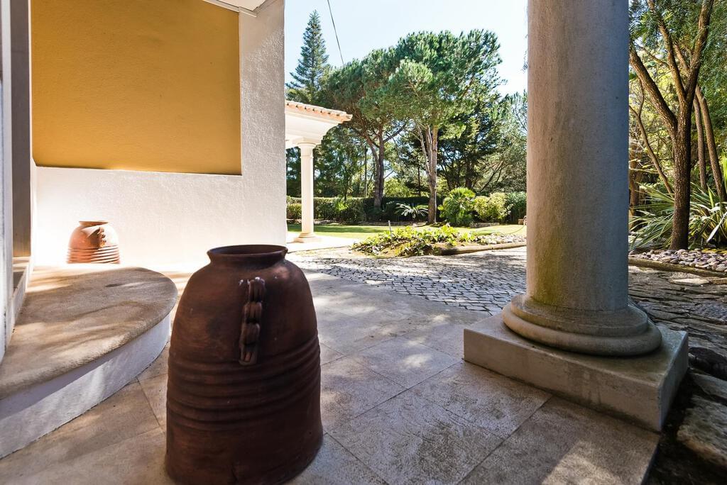 4 bedroom villa with parking