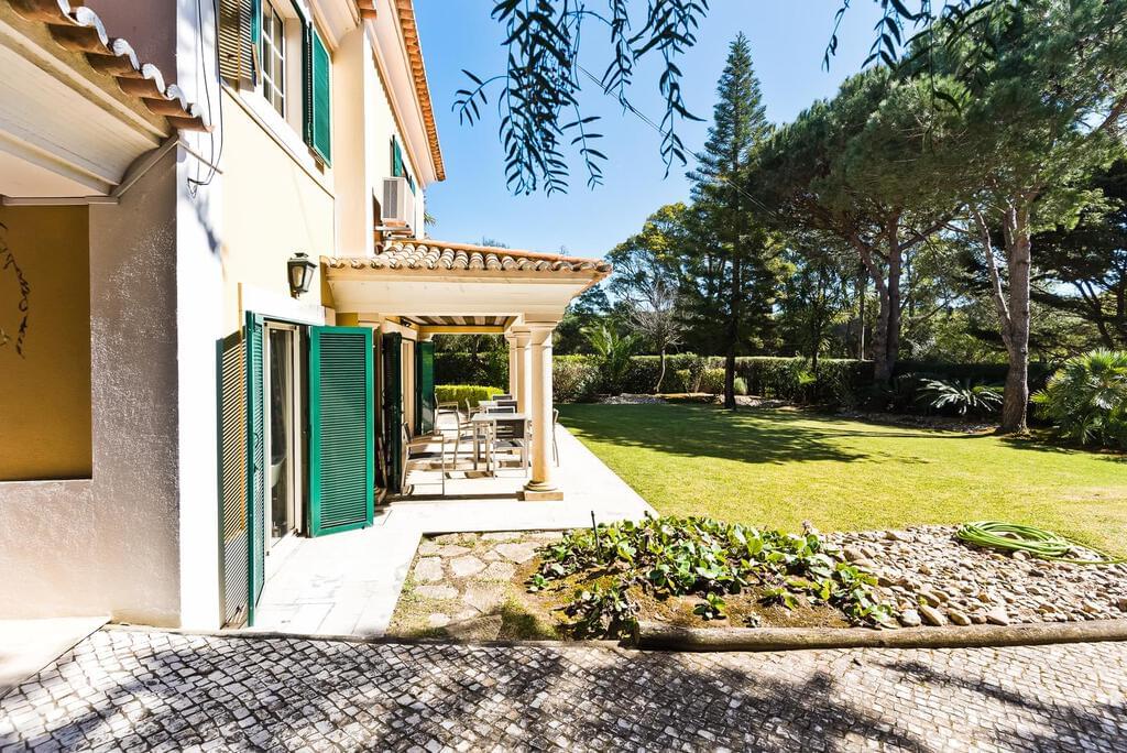 4 bedroom villa with parking