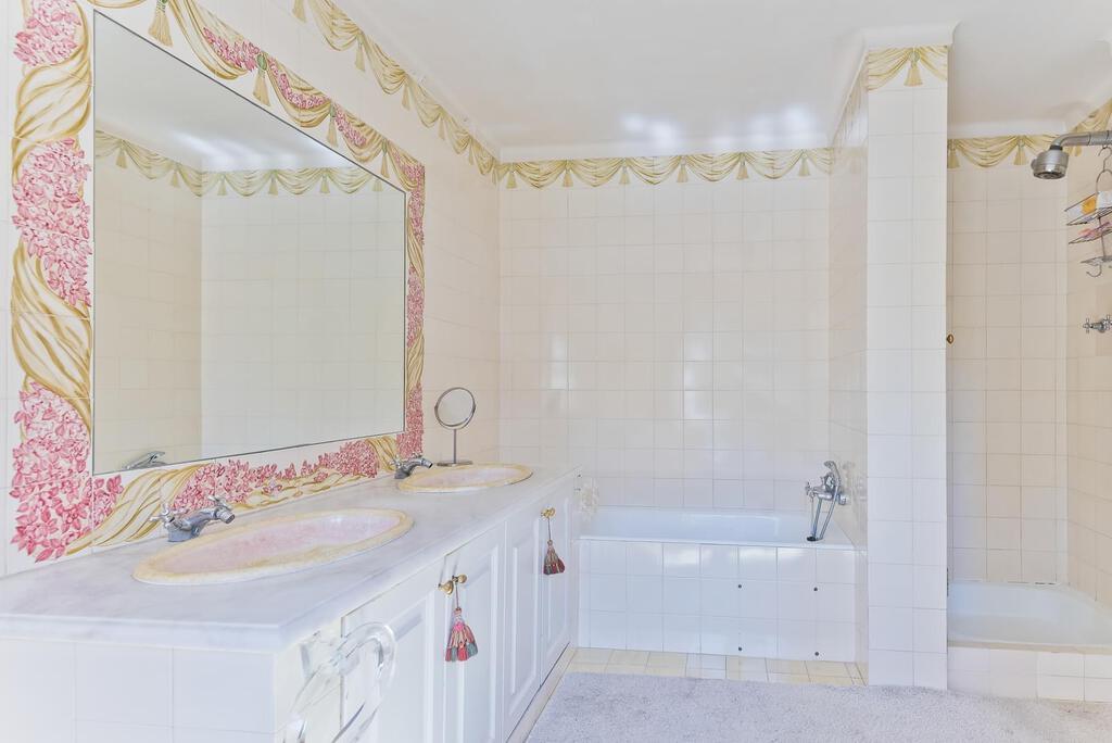 4 bedroom villa with parking